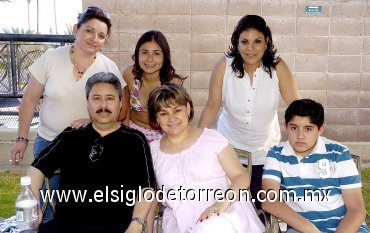 15042007
Víctor Mendoza, Lety Mendoza, Luis Romo, Sandra Romo, Claudia Vargas y Paola Mendoza Romo