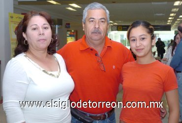 13042007
Arturo y Martha Reyes viajaron a Tijuana, los despidió Eva Reyes