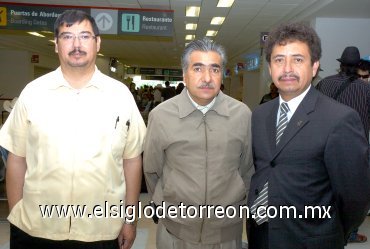 14042007
Javier Arredondo llegó del DF, lo recibieron Alfredo Mejía y Francisco Dorantes