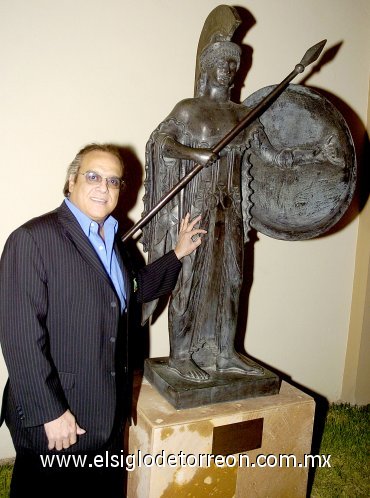 18042007
Jorge Martínez junto a la estatua La Minerva, que obsequió a su familia