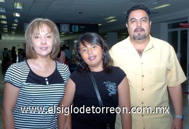 15042007
Jesús Martínez viajó a Guadalajara, lo despidieron Angélica y Angie Martínez