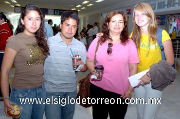 16042007
Marina Negherborn viajó al DF, la despidieron Carmen, Luis y Karla Lomelí