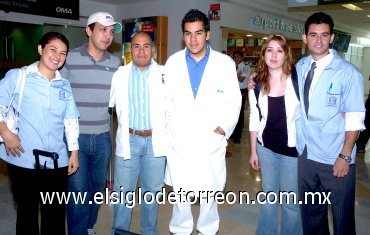 17042007
Eva Campos y Fernando Verdugo arribaron de la ciudad de México y los recibieron Francisco, Manuel, Alejandro y Naomi