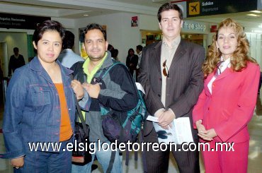 17042007
Fernando Canseco y Guadalupe Romero arribaron a Torreón y los recibieron Lucía Hernández y Fernando Marroquín