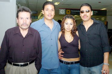 18042007
Cornelio, Carlos y Óscar Terrones viajaron a los Ángeles, los despidió Joseline Terrones