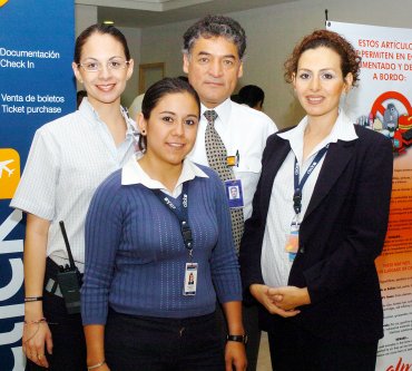 18042007
Ana Romo, Gabriela de la Torre, Alfredo Hernández y Gabriela Sánchez, en elaeropuerto