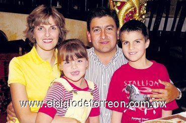 19042007
Ángeles de Calderón y Mário Calderón con sus hijos Mario y Ángeles Calderón