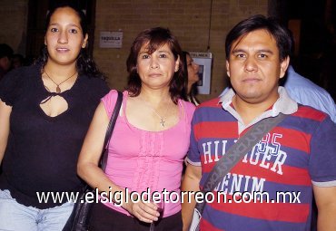 22042007
Jessica Ibarra, Pilar Cárdenas y Raymundo Díaz.