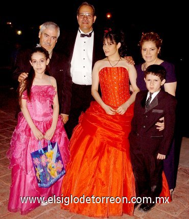 25042007
Estrella acompañada de sus padres, Silvestre Faya Romero y  Estrella Atilano de Faya, sus hermanos Belinda y Joshua y su abuelito Jesús Araiza Nevárez.