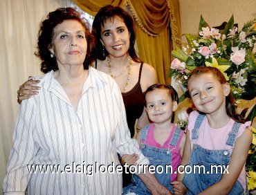 26042007
La señora Ofelia acompañada de su hija Martha Castro de Llama y de sus nietas Martha Elena y  Marijose.