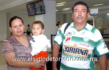 21042007
Manuel Muñoz viajó a Tijuana, lo despidieron Sonia y Alejandro