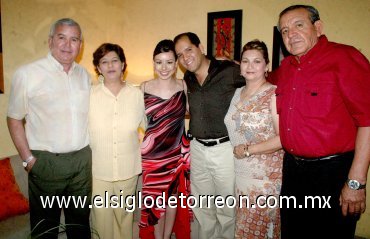 27042007
Carlos Gerardo Rodríguez Álvarez y Rommy Navarro Díaz formalizaron su compromiso ante la presencia de sus padres, José Luis Rodríguez y Lidya de Rodríguez, Antonio Navarro y Sonia Díaz.