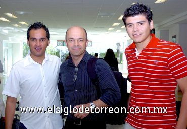 27042007
Joseph Palau llegó del DF, lo recibieron Edu Hernández y Adoni Martín del Campo.