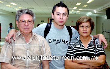 28042007
Aldo Blanco viajó a La Paz, lo despidieron Jesús y Amanda Blanco