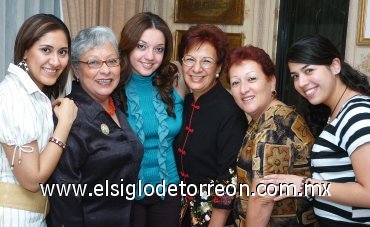 29042007
Lucía de Navarrete, Rosaura de Muñoz, Balbina de Cedillo, Lucy de Rosas y Baby Cedillo le ofrecieron una despedida a Maribel Sandoval Ortiz, con motivo de su próxima boda.