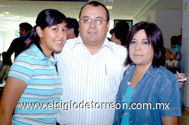 29072007
José Antonio Flores llegó del Distrito Federal, lo recibieron Emma e Ilse Flores.