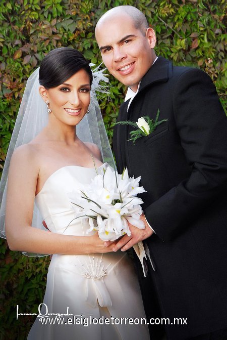 Sr. Javier Fernández Navarro y Srita. Lorena López Amor Necochea recibieron la bendición nupcial en la parroquia de San Pedro Apóstol, el sábado diez de marzo de 2007.


Laura Grageda