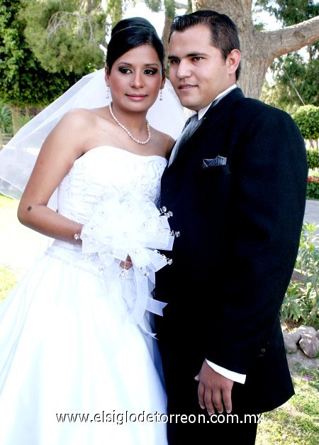 Sr. Fernando Sotomayor Silva y Srita. Mónica Iveth Ortiz Grana recibieron la bendición nupcial en la parroquia Los Ángeles, el viernes dos de marzo de 2007.