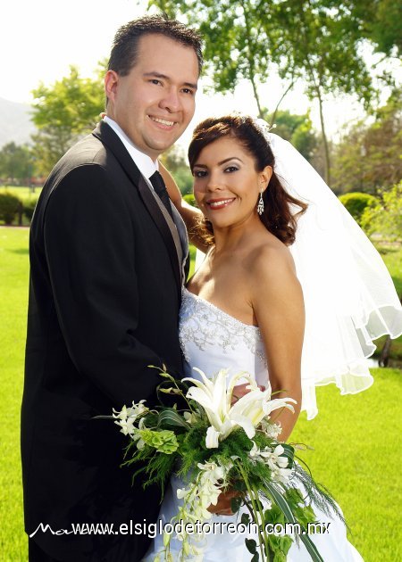 Lic. Mauricio Arturo Peña Palacios y Lic. Paola Ibarra de la O contrajeron matrimonio en el Santuario del Cristo de las Noas, el sábado 17 de marzo de 2007.


Moran