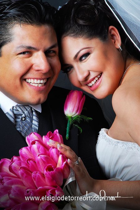 Sr. Julio Alfonso Maldonado González y Srita. Jennifer Cruz Rodríguez contrajeron matrimonio en la parroquia de San Pedro Apóstol, el sábado 10 de marzo de 2007.


Laura Grageda