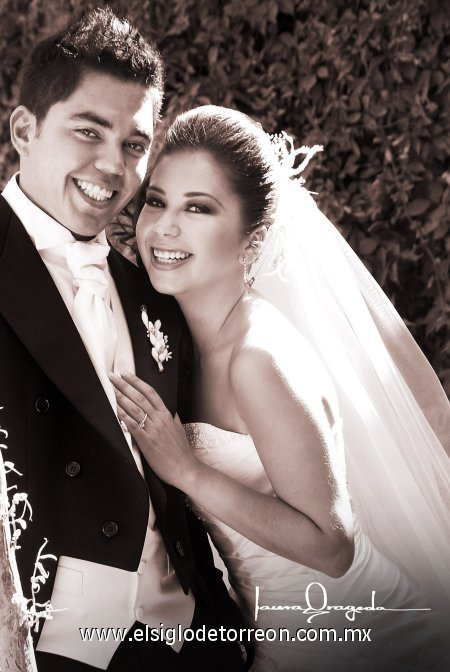 Sr. Arturo Sáinz Zaragoza y Srita. Salma Suárez Hernández contrajeron matrimonio en la iglesia La Inmaculada Concepción, el sábado 21 de abril de 2007.


Laura Grageda