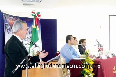 FORO POLÍTICO UNIVERSITARIO
Felipe Pérez Gavilán Torres, rector de la Universidad junto a los candidatos.