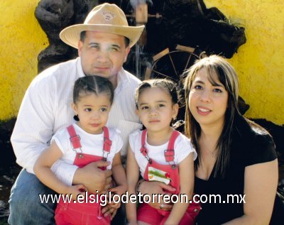 UN PAR DE CUMPLEAÑERAS
Ana Sofía y Luciana Mares Márquez Guzmán junto a sus padres Gustavo Mares Márquez y Ana Luisa Guzmán Taboada en el día de su fiesta de cumpleaños.