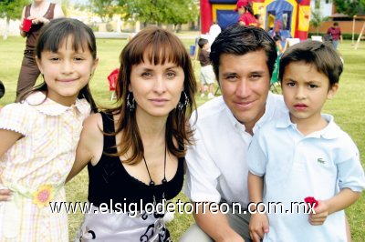 Divertida piñata
Pilar Alvarado de Ramírez y Nicolás Ramírez Ceceña con sus hijos Ana Sofía y Nicolás Ramírez Alvarado.