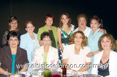 Ivonne Garza Mijares, Beatriz de Holguín, Licha Garibay, Nora Ochoa de González, Laura de Sánchez, Lety Catalán, Moguis Estrada Berg, María Luisa Gómez de Cueto y Tere Gaitán de Salcido junto a la futura novia.