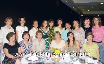 Bonnie de Carillo, Emma G. de De la Peña, Loret de Carrillo, Lourdes Salcido, Zoila Valdés de Muñoz, Tere Salcido de Gaitán, Cecilia Marroquín, Lina Canedo, Lupis Flores, Cecilia Martínez, Alma Islas de Garza, Montserrat Larrus de Murra, Margarita Lascurain de Murra, María Elisa Thielen y Martha Irene Dávila acompañando a Natalia Gaitán Salcido.