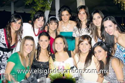 Ana Sofía Acosta Berrueto junto a sus amigas Marytere Jiménez, Laura Garza, Bárbara Gurza, María Elvira Garza, Lydia Martínez, Ivonne Varela, Neni Villarreal, Sofía Grageda, María Angélica Amarante, Caro Herrera y Eva Gurza.