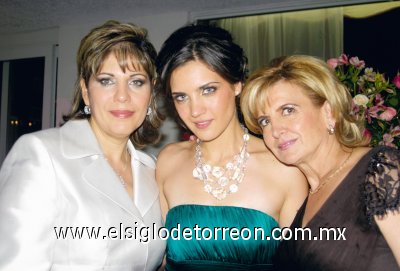 La novia junto a las organizadoras Alicia Berrueto de Acosta y Patricia Zarzar de Murra.