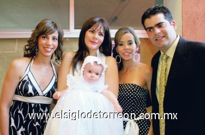 María junto a sus madrinas Bárbara Rubio Gutiérrez y Briscia Sada Humphrey, así como sus padres Sabina Rubio de Sobrino y Ángel Sobrino Fernández.