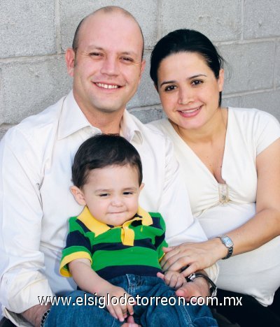 Rafael Flores y Sofía Ortiz de Flores con su hijo Rafael.