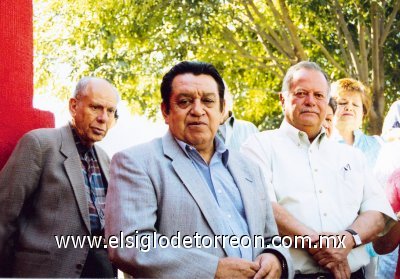 Edelmiro Morales, Luis Padilla Retana, escultor del monumento y Carlos Jalife García.