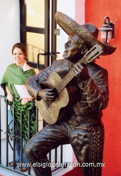 Alicia Jalife Sánchez junto al monumento dinámico de Pedro Infante.