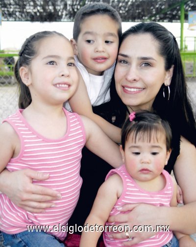 Jimena, Carlos y Pamela Braña con su mamá Lorena Tamayo de Braña.