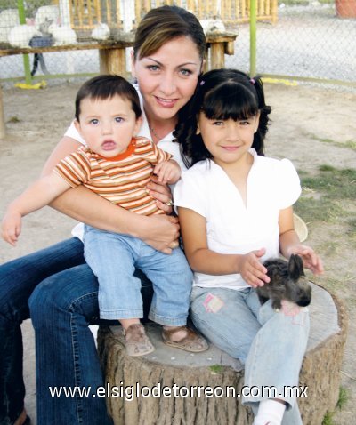 Lily, Melissa y Damián Aranda.