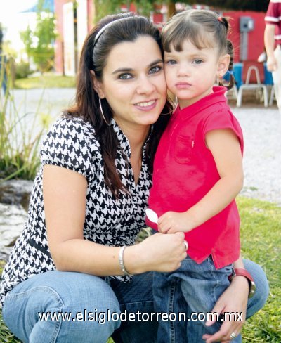 Marthy Dávila con su sobrina Daniela Ramírez Dávila.