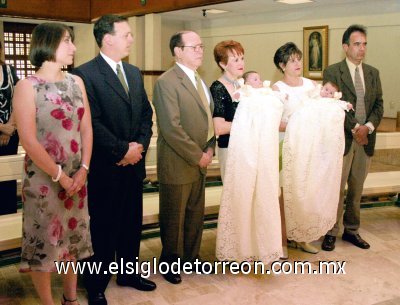 Las niñas María Regina y Andrea Sofía Mijares Aizpuru junto a sus padres Alfonso Mijares Ramírez y Nora Aizpuru de Mijares y sus padrinos Enrique Aguilera Longoria, Monserrat Aizpuru de Aguilera, Alfonso Mijares y Rosy Ramírez de Mijares.