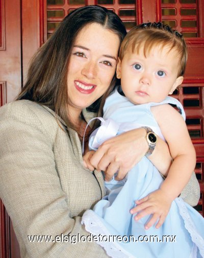 Raquel Pámanes de Guzmán con su hija Constanza.