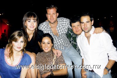 ¡Y llego la noche!
Adriana Suárez, Luzma Acuña, Ana Lucia Diez, Carlos Córdoba, Carlos Noyola y José Antonio Lascurain.