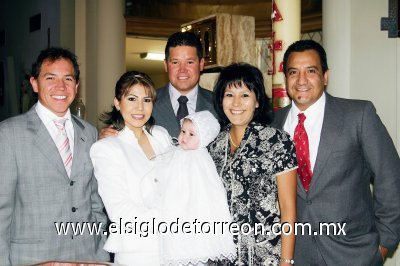 RECIBE BENDICIÓN
La festejada junto a su padrino Carlos Alberto Torres Cavanzón, sus papás Eduardo Torres Cavanzón y Evelyn Asalia Galindo de Torres y sus  padrinos Penélope Galindo de Urista y Adolfo Urista Ortiz.