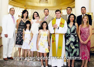 Bárbara Saldaña González junto a sus papás Alfonso Saldaña Villarreal y Maribel González de Saldaña, así como sus padrinos Cutberto Frías Gómez, Sandra Sarraf de Frías, Ricardo Franco Fajer, Ana Laura Alatorre de Franco, Ricardo Villalobos Viesca y Lupita Bosque de Villalobos.