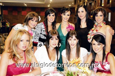 La novia junto a sus amigas Ángela Navarro, Maritere Jiménez, Daniela Martínez, Ana Villy Estrada, Aída Sambucci, Alejandra Villarreal, Ivette Cornú y Paulina Garza.