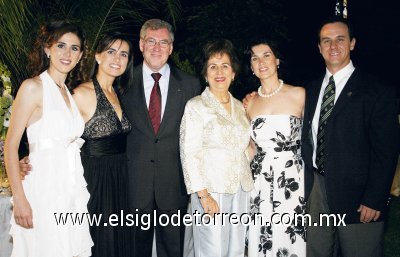 SE CASAN POR EL CIVIL
Gabriel y Pily de León con sus hijos Lillián, Angelina, Brenda y Gabriel.