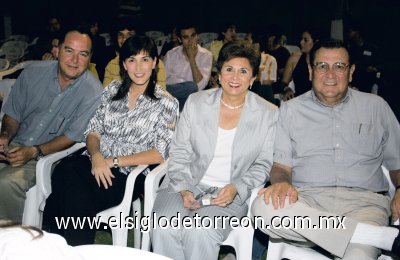 GRAN DESFILE
Fernando Gutiérrez, Cecilia Villalobos de Gutiérrez, Butsy Díaz de León de Villalobos y Julio I. Villalobos.