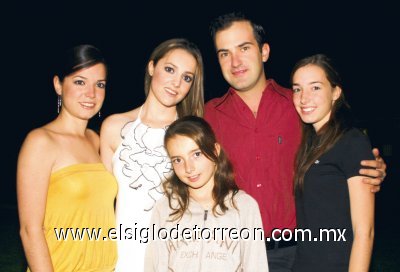 Maty Espada y Ricardo Solana junto a Jimena y Andrea Espada.