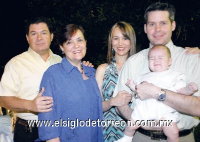 DISTINGUIDO BAUTIZO
Andrew Poston Allegre junto a sus padrinos Germán Madero Ruiz y Ana Paula Allegre de Madero, así como sus padres Daniela Allegre de Poston y Brian Poston.