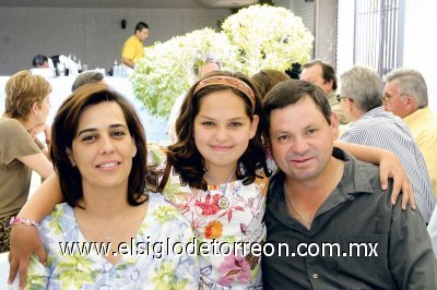 Fabiola Díaz Flores y Arturo Estrada con su hija Fabiola Estrada Díaz Flores.